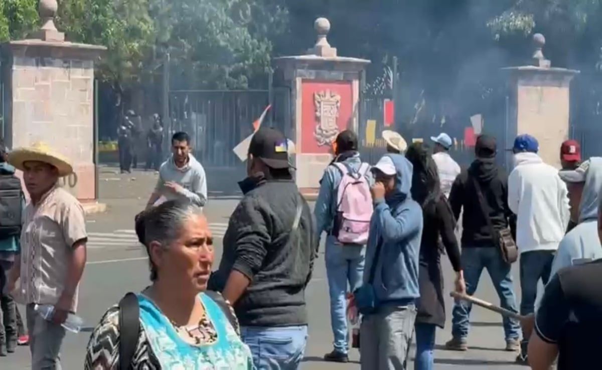Comuneros-de-Sevina-se-enfrentan-a-antimotines-en-Casa-Michoacan-tras-ataque-armado-que-dejo-dos-muertos
