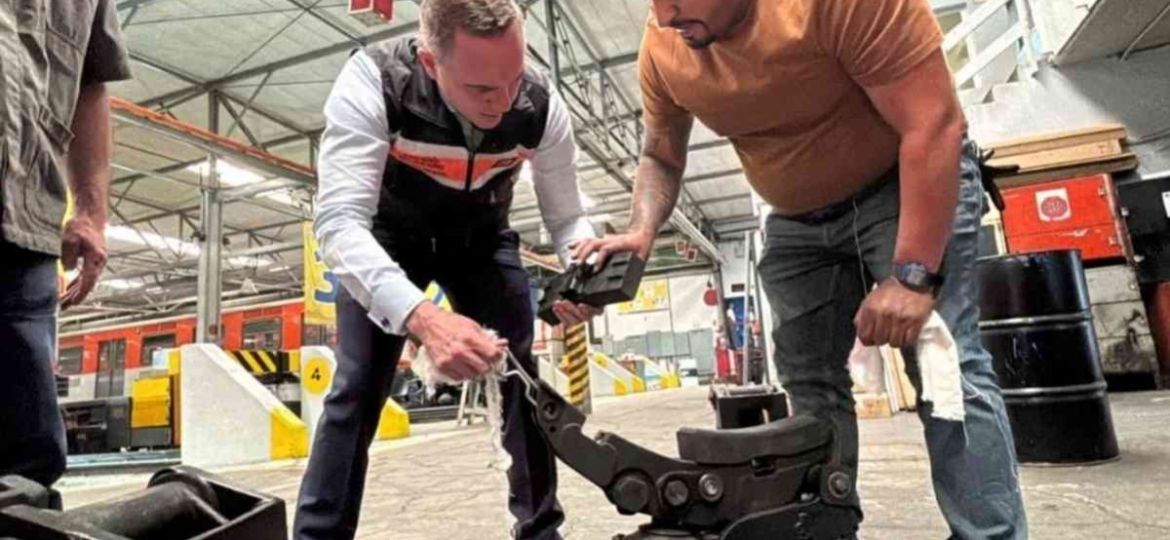 Director-del-Metro-supervisa-mantenimiento-de-trenes-NM02-en-la-Linea-2-rumbo-al-Mundial-2026