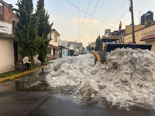 Granizada-anega-vialidades-de-Toluca-brigadas-atienden-afectaciones
