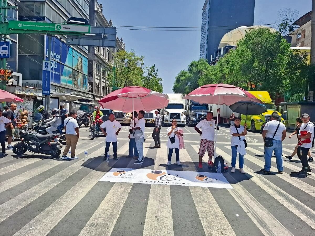 Personas-con-baja-vision-bloquean-Eje-Central-y-Av.-Juarez-en-el-Centro-exigen-espacios-de-venta