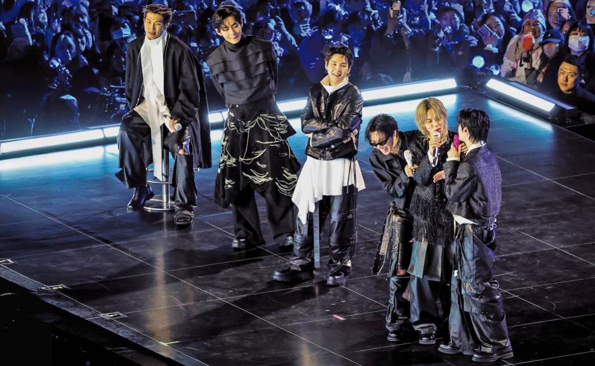 Vendedores-ofrecen-merch-no-oficial-y-traslado-cerca-del-Metro-Santa-Anita-por-los-conciertos-de-BTS