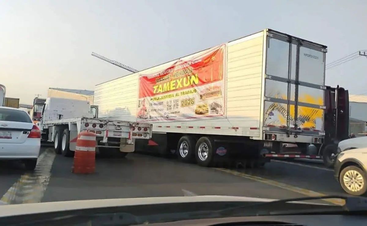 Transportistas-de-Tamexun-bloquean-la-Mexico–Queretaro-en-Tepotzotlan-exigen-reapertura-de-restaurantes-clausurados