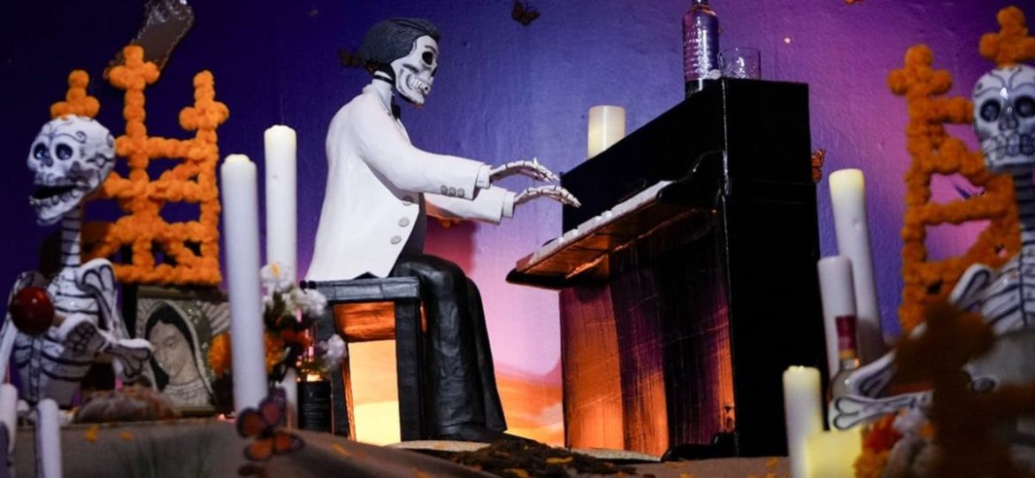 Agustin-Lara-inspira-el-altar-de-Dia-de-Muertos-de-la-Casa-de-Mexico-en-Madrid