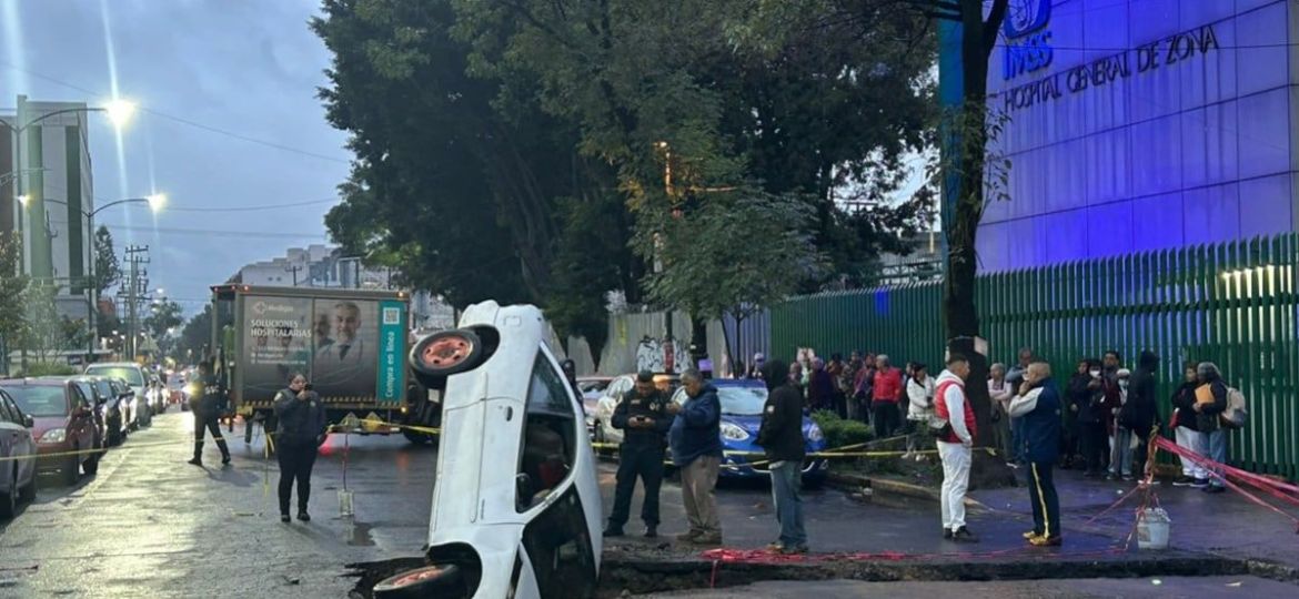 Automovilista-cae-con-su-vehiculo-en-mega-socavon-de-la-alcaldia-Cuauhtemoc