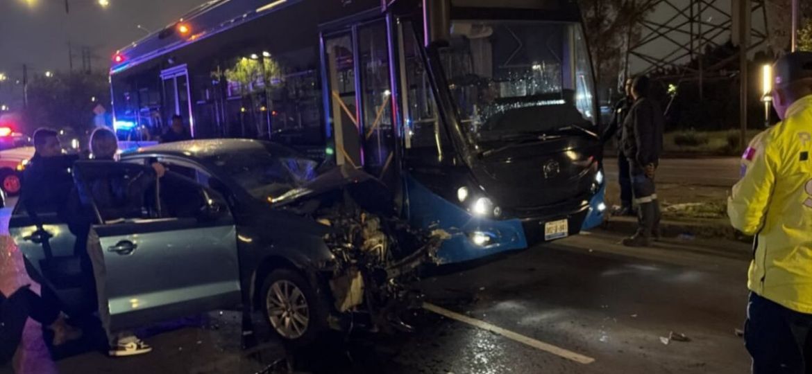Choque-entre-automovil-y-trolebus-deja-dos-lesionados-en-Iztapalapa