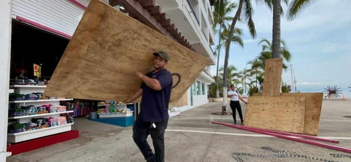 Comerciantes-refuerzan-el-malecon-de-Puerto-Vallarta-ante-amenaza-del-huracan-Simon