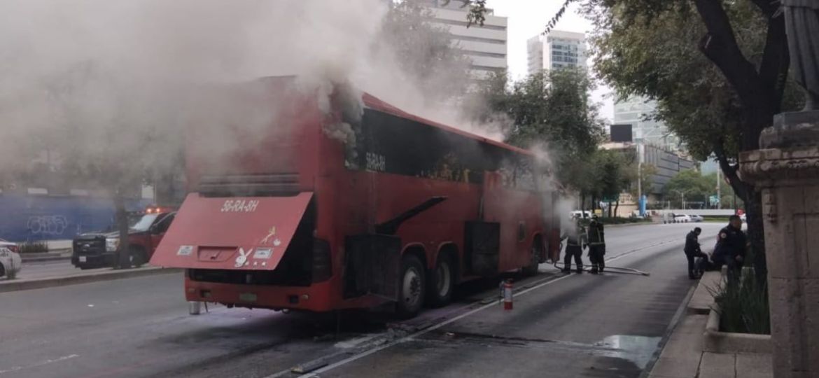 Incendio-en-autobus-moviliza-a-servicios-de-emergencia-en-la-colonia-Tabacalera