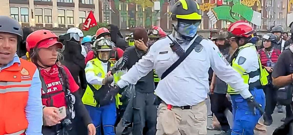 Joven-de-17-anos-resulta-lesionado-con-una-bomba-molotov-durante-marcha-del-2-de-octubre-en-CDMX