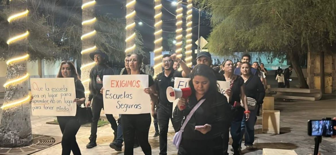 Maestros-marchan-en-Torreon-para-exigir-seguridad-en-las-escuelas-tras-ataque-en-secundaria