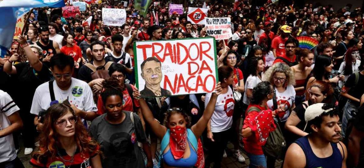 Miles-marchan-en-Rio-de-Janeiro-contra-Flavio-Bolsonaro-antes-de-la-segunda-vuelta-en-Brasil