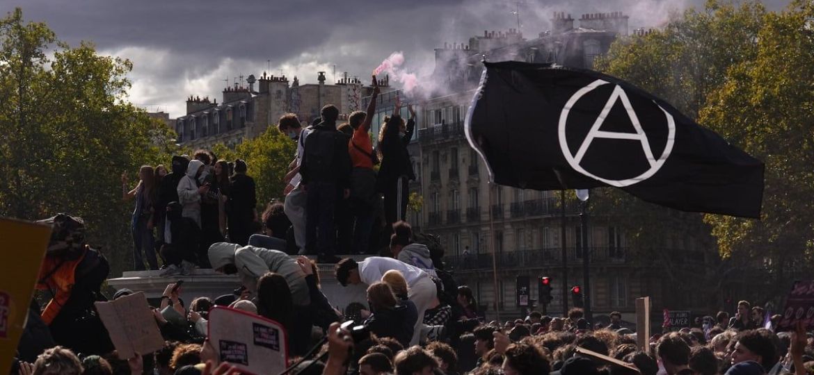 Policia-usa-gas-lacrimogeno-contra-estudiantes-atrincherados-en-Paris