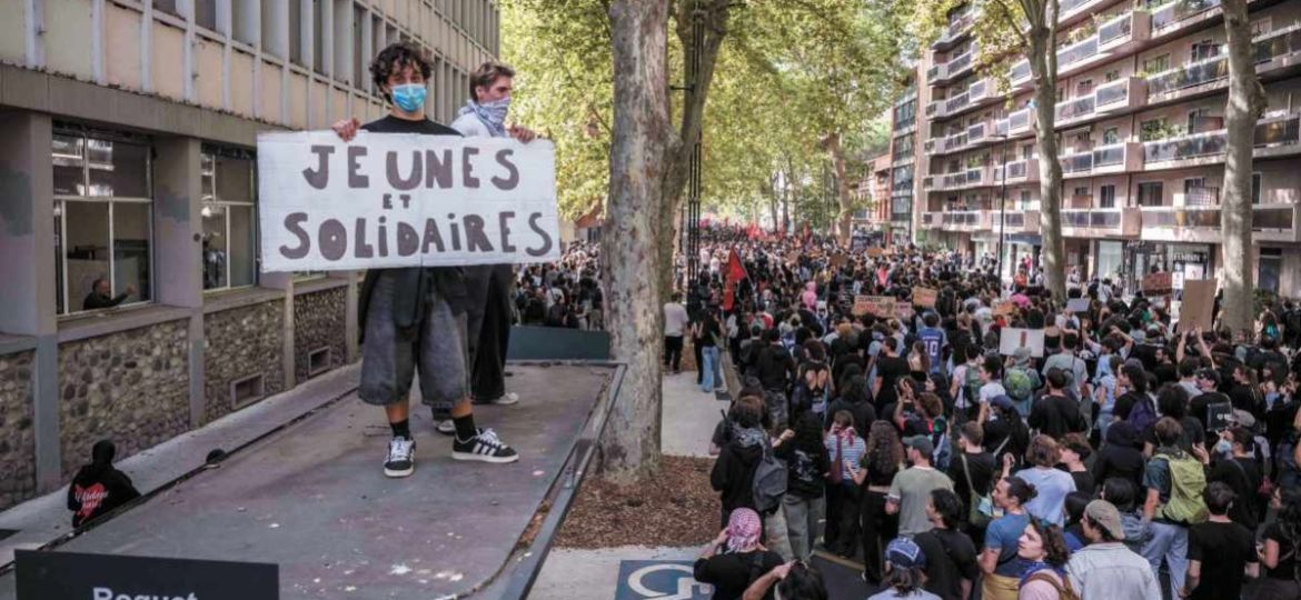 Protestas-estudiantiles-movilizan-a-cientos-de-miles-en-Francia-por-mejoras-educativas