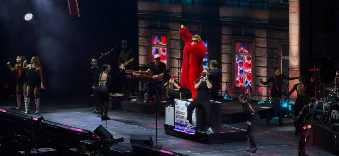 Robbie-Williams-convierte-el-Palacio-de-los-Deportes-en-una-fiesta-de-musica-y-humor