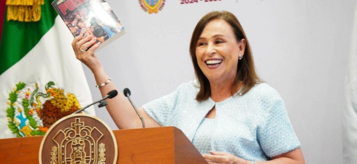 Rocio-Nahle-regala-ejemplares-del-libro-Pueblo-de-AMLO-en-Veracruz