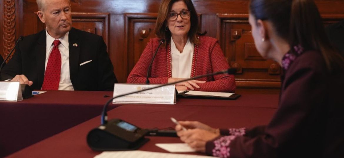 Sheinbaum-y-Ronald-Johnson-abordan-seguridad-frontera-y-T-MEC-en-Palacio-Nacional