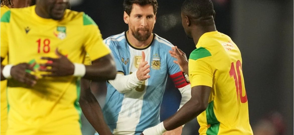 Tecnico-de-Benin-reclama-que-sus-jugadores-no-pudieron-tomarse-fotos-con-Messi