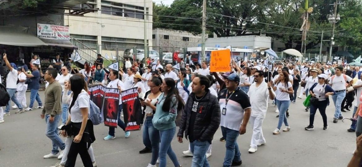 Trabajadores-del-IMSS-marchan-en-Cuernavaca-por-aumento-salarial-y-falta-de-insumos