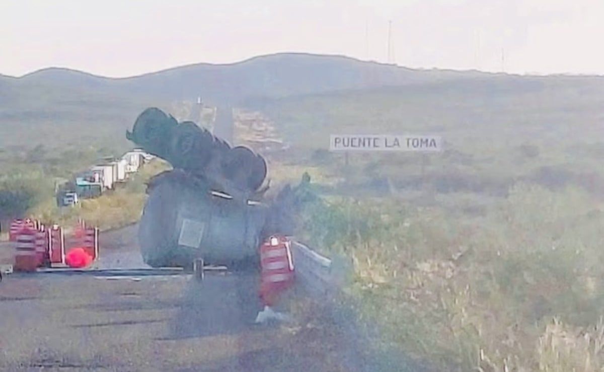 Vuelca-remolque-con-aditivo-para-combustible-y-cierran-carretera-Agua-Prieta–Cananea