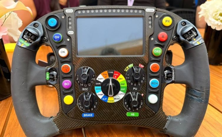 cuantos-botones-tiene-un-volante-de-formula-1-y-para-que-sirve-cada-uno