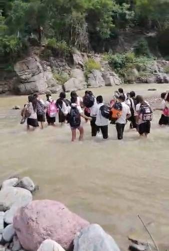 en-santa-elena-guerrero-estudiantes-cruzan-un-rio-para-llegar-a-la-escuela