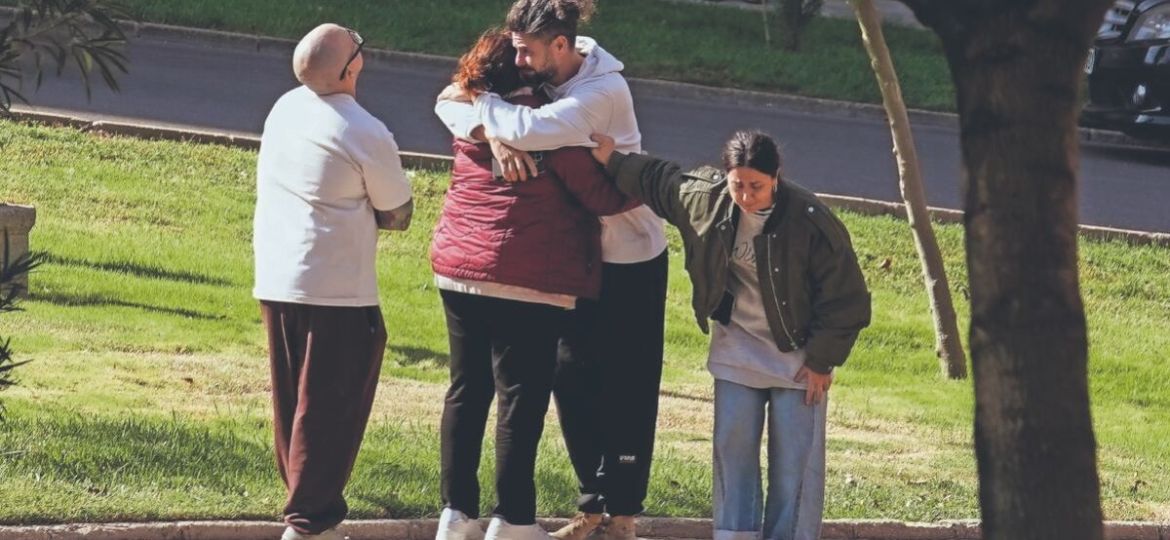 familias-buscan-a-desaparecidos-tras-choque-de-trenes-que-dejo-69-muertos-en-espana