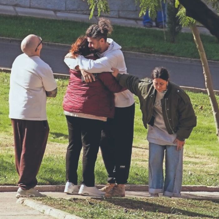 familias-buscan-a-desaparecidos-tras-choque-de-trenes-que-dejo-69-muertos-en-espana
