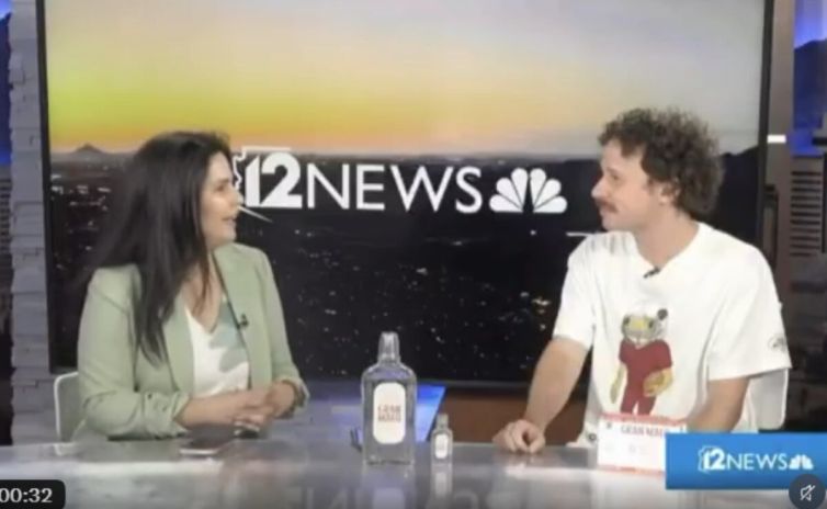 luisito-comunica-protagoniza-momento-incomodo-durante-entrevista-en-television-de-arizona