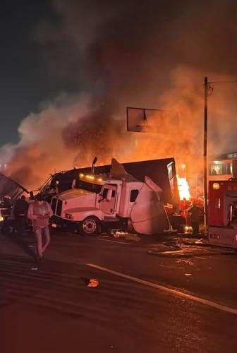 trailer-choca-contra-unidades-estacionadas-por-bloqueo-en-la-mexico-toluca-hay-dos-heridos